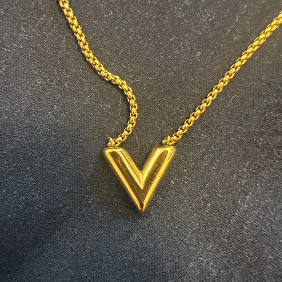 Preloved LV Essential V necklace - Picture 2 of 7